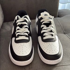 Nike Women's Black and White Athletic Sneakers